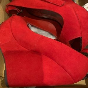 Rouge wedge heel